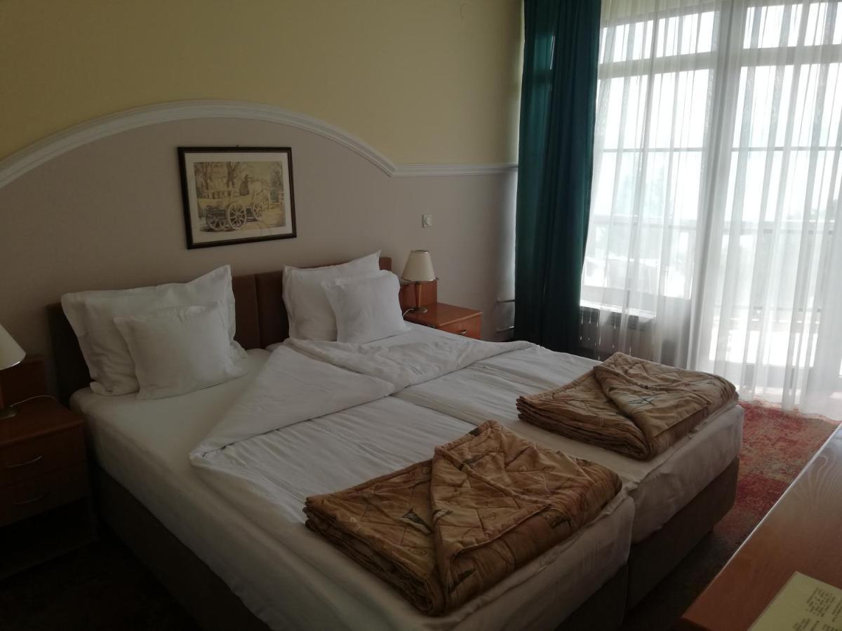 Hotel Makpetrol ストルガ エクステリア 写真