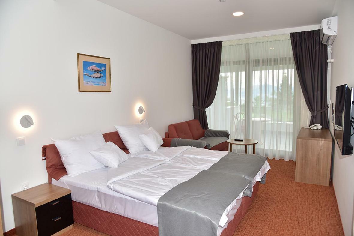 Hotel Makpetrol ストルガ エクステリア 写真